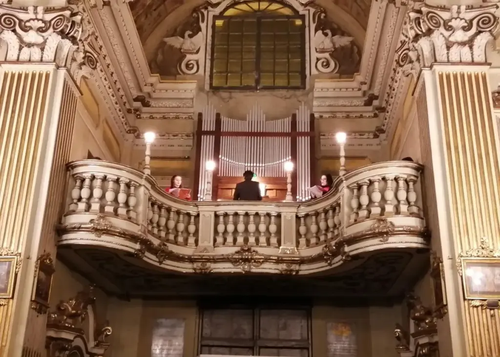 L'organo della chiesa durante un concerto dell'ensemble