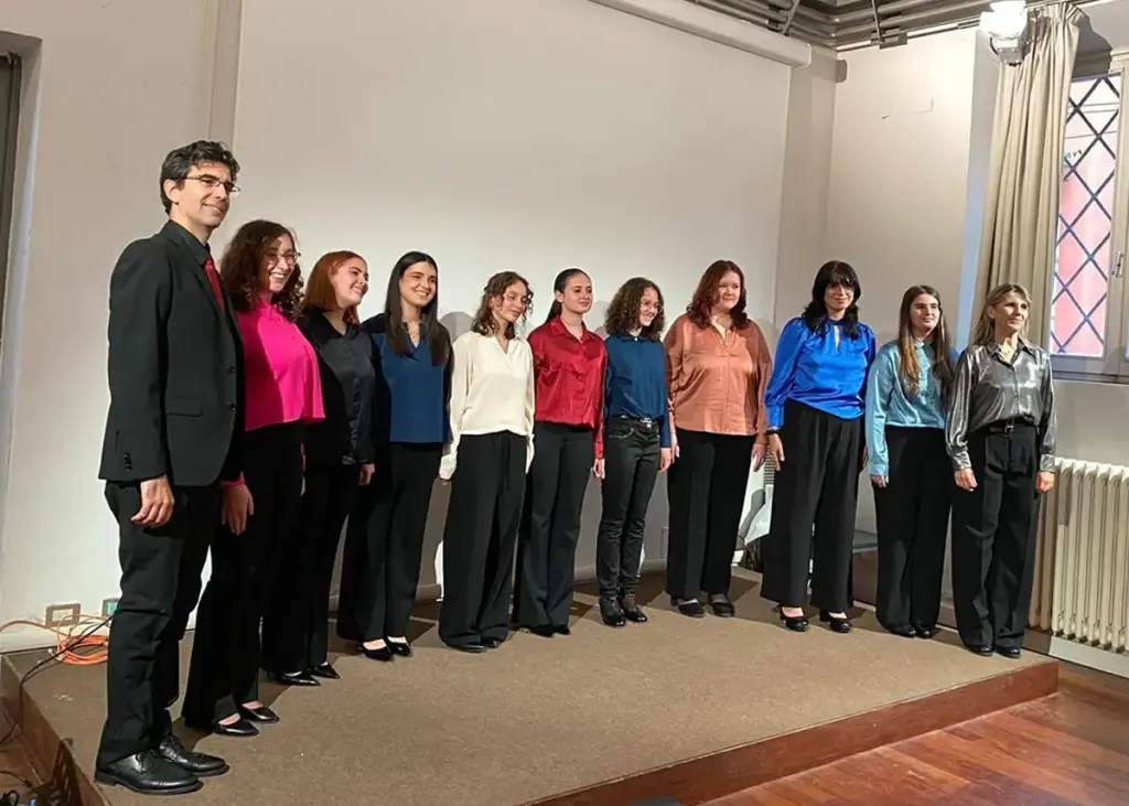 Foto di gruppo dell'ensemble con il pianista Roberto Penta