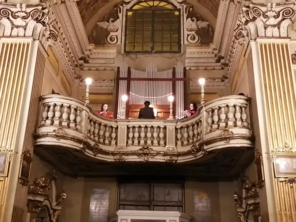 L'ensemble durante un concerto in chiesa a Modena