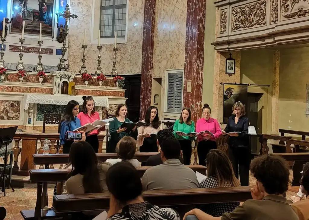 L'ensemble canta nella Chiesa di Santa Maria delle Assi a Modena