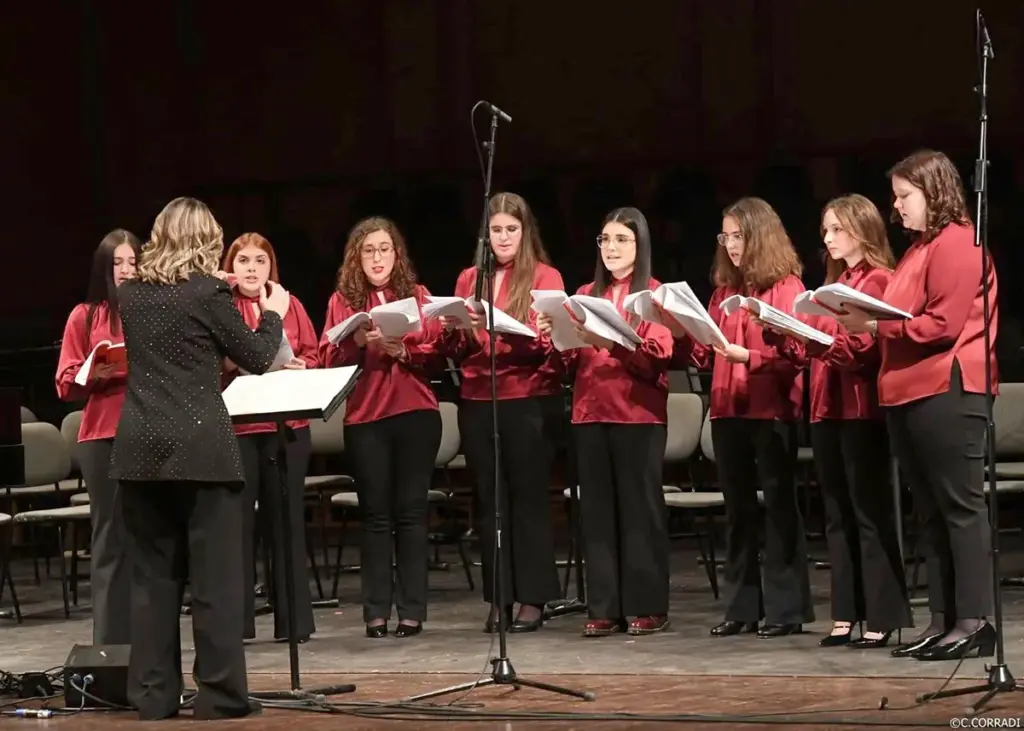 L'ensemble in concerto sul palco, diretto da Francesca Nascetti